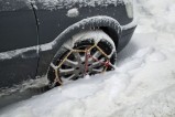 Pneu d'une voiture équipé de chaines pour la neige