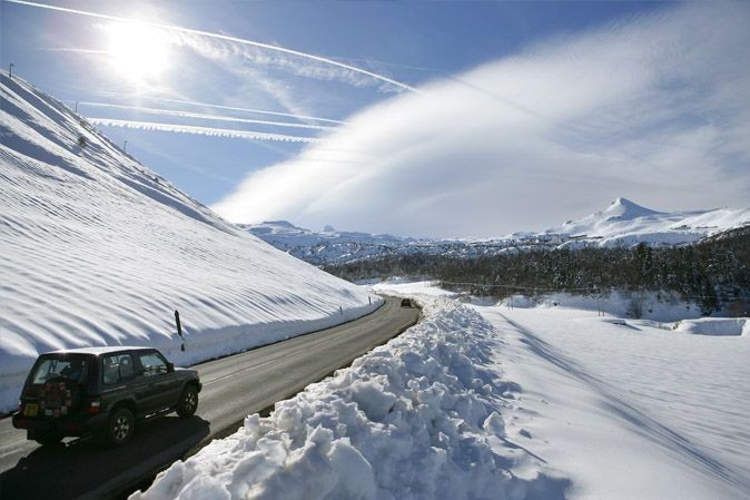 Route dégagée d'un paysage enneigé