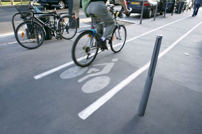 Homme entrain de faire du vélo dans une piste cyclable