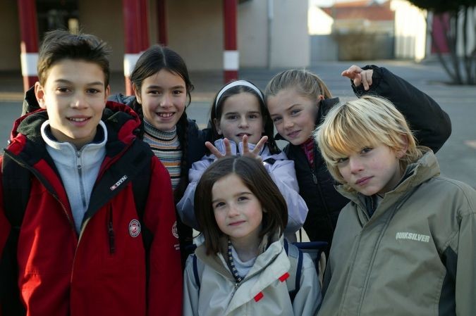 6 jeunes élèves souriants photographiés de face