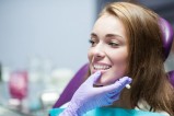 Femme en consultation chez le chirurgien dentiste