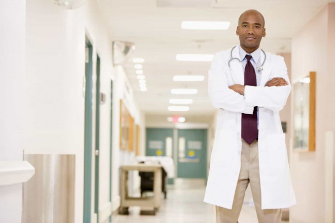 Médecin qui porte un stethoscope dans un couloir d'hôpital 