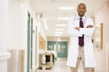 Médecin qui porte un stethoscope dans un couloir d'hôpital 