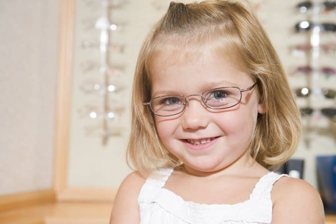 Jeune fille portant des lunettes de vue