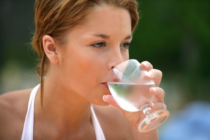 Photo d'une femme buvant un verre d'eau