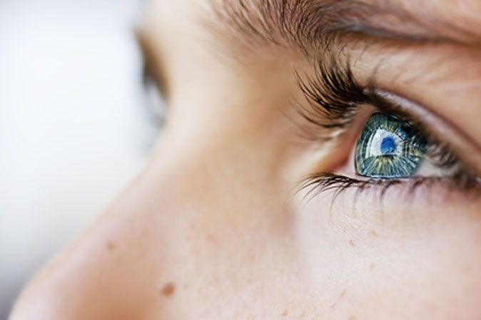 Oeil gauche d'une femme qui regarde vers le haut ou vers l'horizon