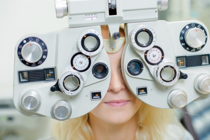 Patiente chez ophtalmologoste pour tester vue