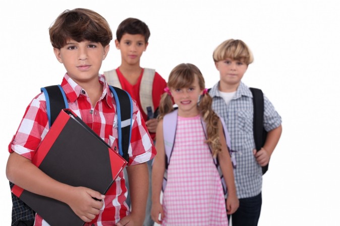 Groupe d'enfants portant des sacs à dos pour aller à l'école