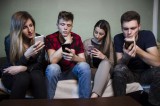 Adolescents sur smartphone