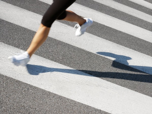 Personne en train de courir sur un passage piéton