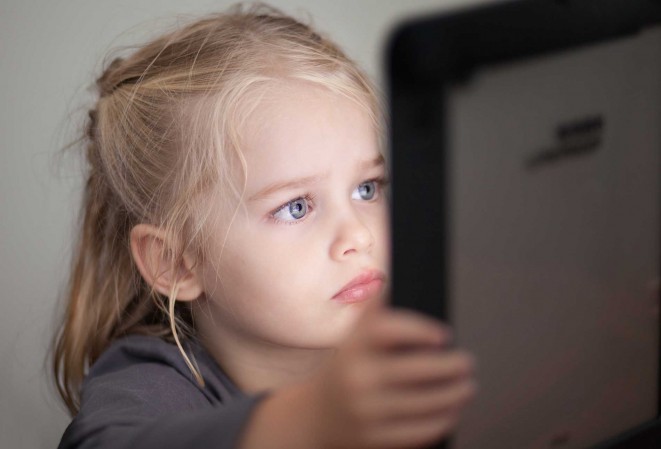 Jeune fille devant un écran d'ordinateur