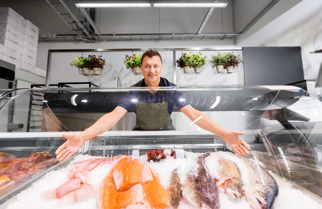 Étal de poisson frais sur glace