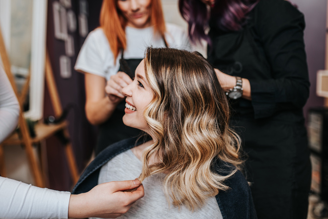 Cliente satisfaite dans un salon de coiffure