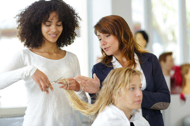 Apprentie coiffeuse entrain d'être formée