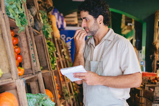 Primeur inspecte ses fruits et légumes