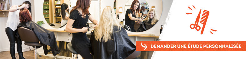 Coiffeuses qui coiffent leurs clientes dans un salon de coiffure