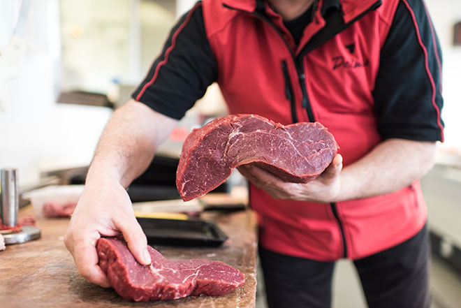 Pièce de boeuf découpée sur billot de boucher