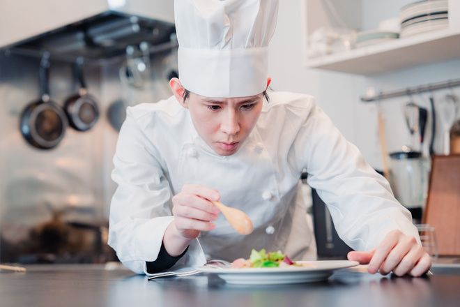 Élève en bac STHR dresse une assiette