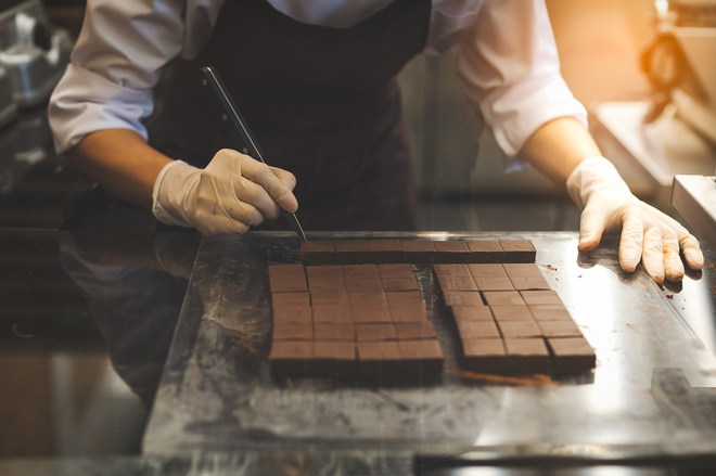 Dessins sur chocolats artisanaux