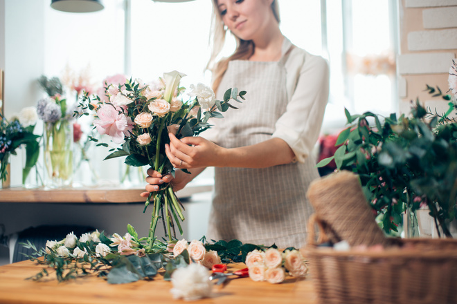 Élève en BM fleuriste entrain de réaliser un bouquet