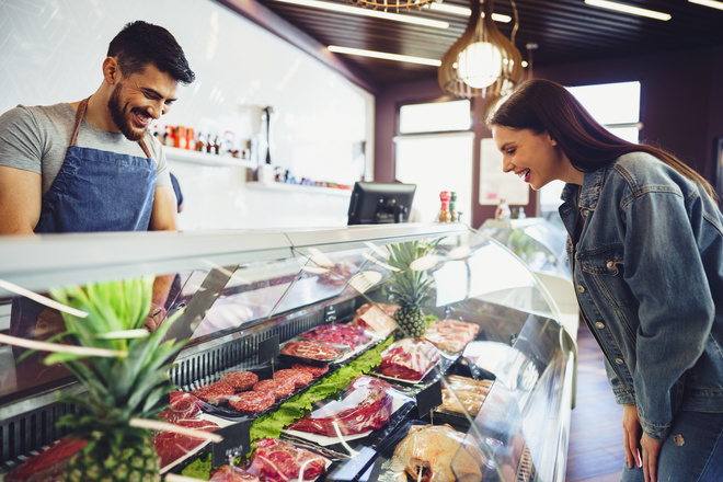 Cliente achète de la viande dans une boucherie