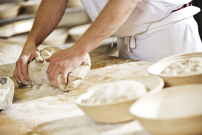 Travail de la pâte à pain