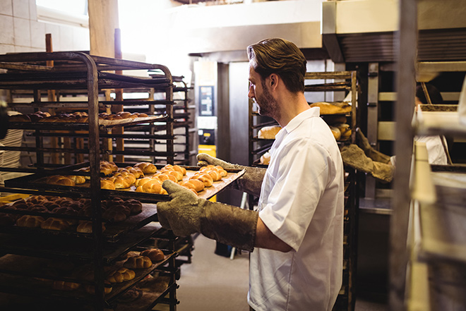 Boulanger qui range des croissants