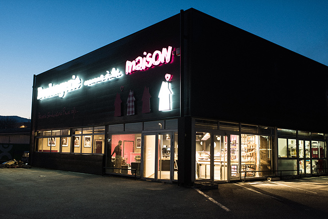 Façade de boulangerie la nuit