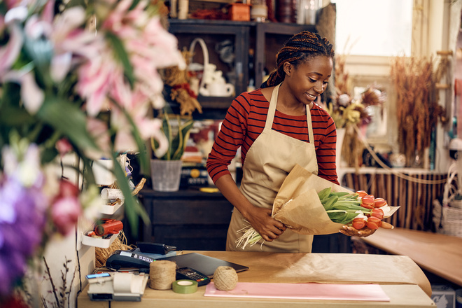 Fleuriste qui réalise un bouquet de tulipes rouges