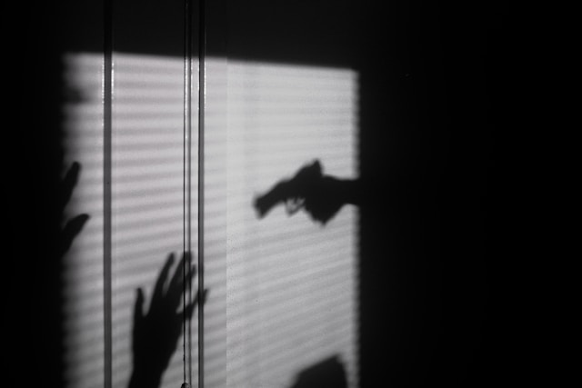 L'ombre d'une main qui tient un pistolet