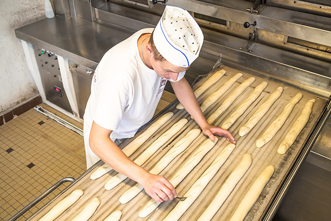 Boulanger prépare des baguettes