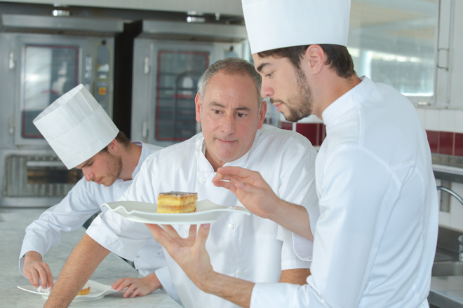 Dressage millefeuilles par un élève en BM pâtisserie