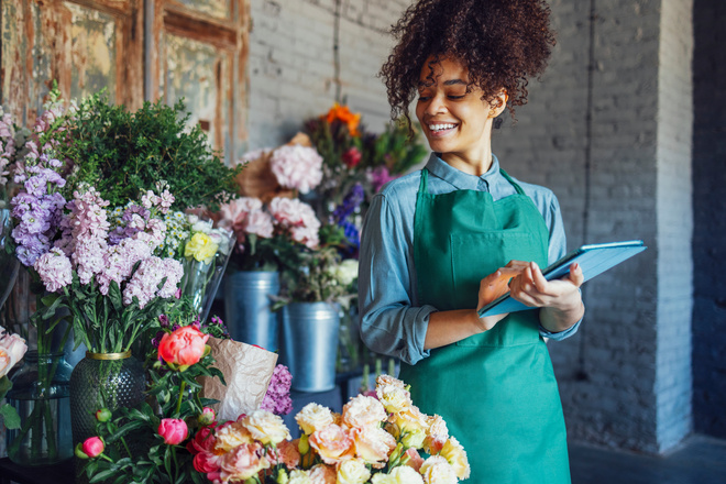 Élève BTM fleuriste fait l'inventaire des fleurs dans la boutique