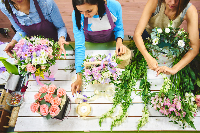 Élèves en BTS design floral entrain de confectionner des bouquets créatifs