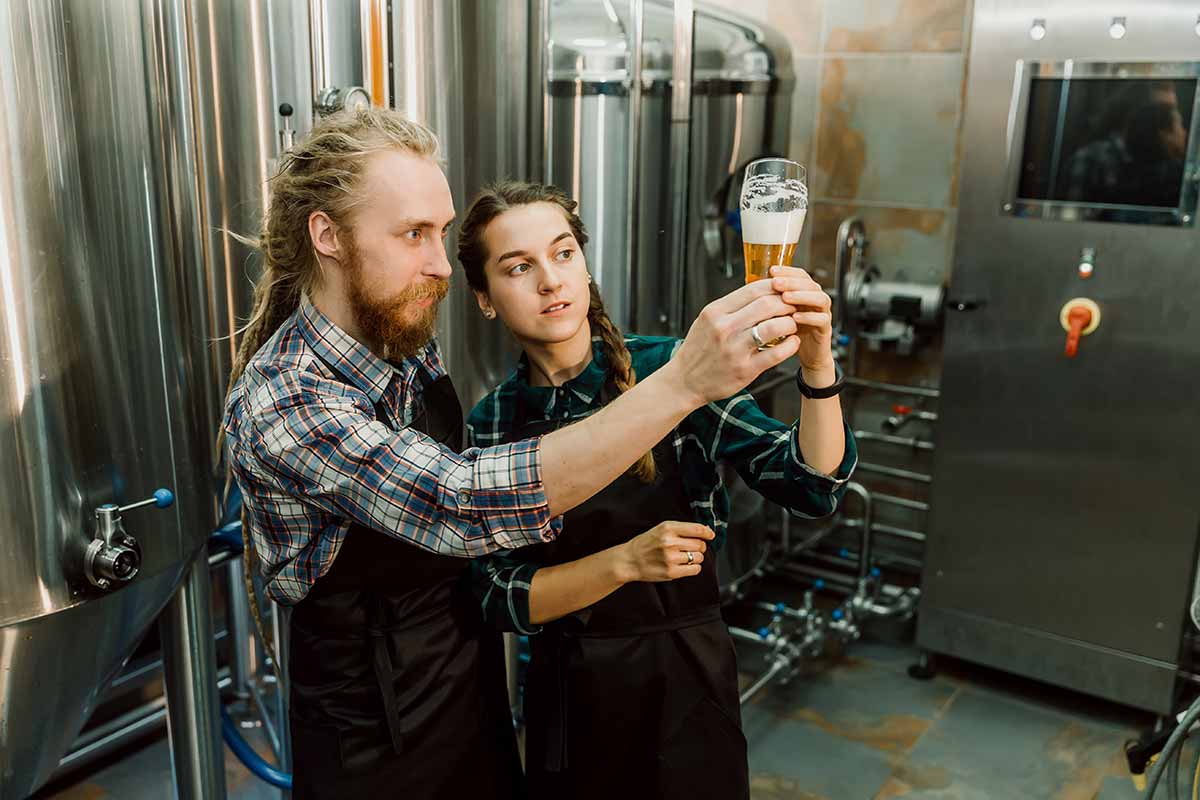 Brasseurs inspectent leur bière