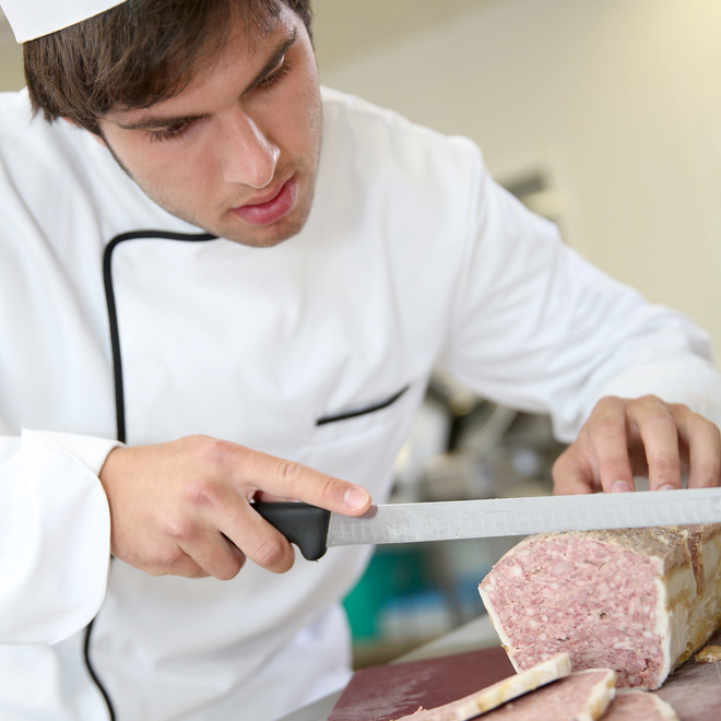 Découpe de pâté par un élève en CAP charcutier-traiteur