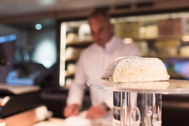 Gros plan sur demi-fromage sur un plateau dans une fromagerie