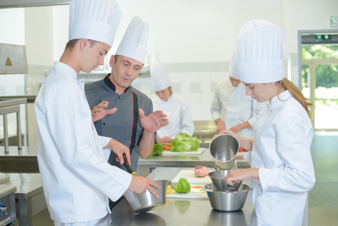 Professeur de cuisine en cours avec deux élèves en CAP