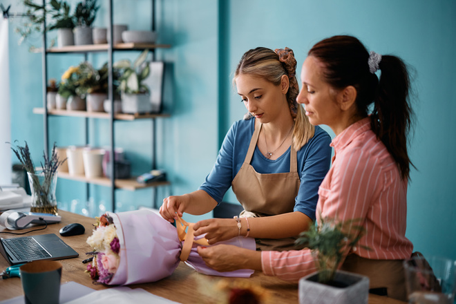 Éève de CAP fleuriste en alternance réalise un bouquet avec son maître d'apprentissage