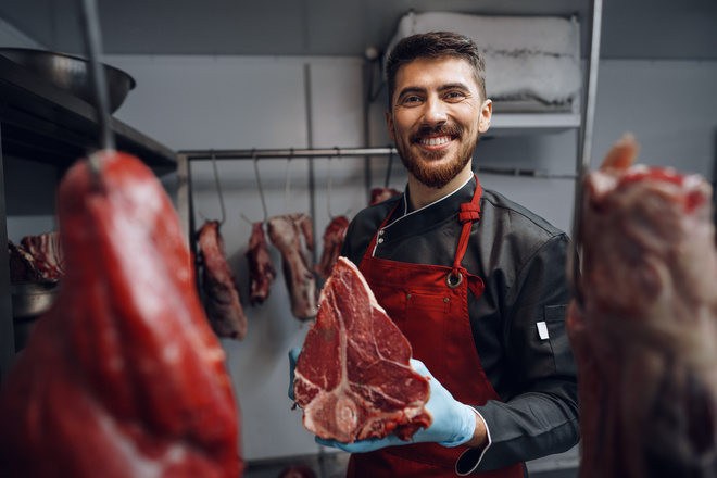 Boucher présente une pièce de viande