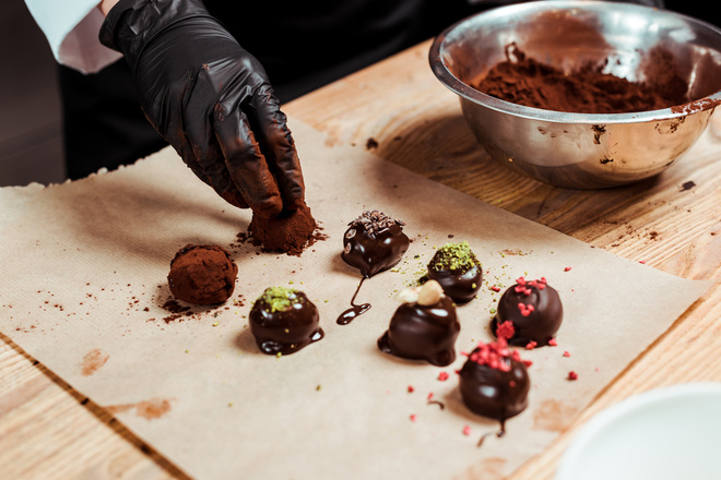 Dressage de chocolats type truffes