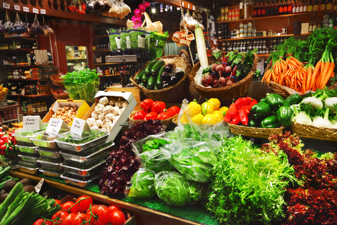 Étal de fruits et légumes dans une épicerie