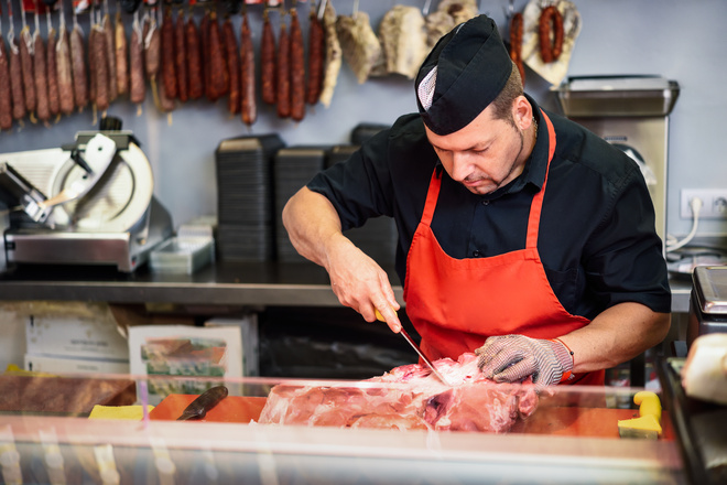 Boucher découpe une viande