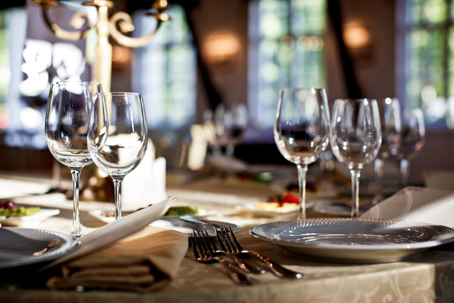 Table de restaurant avec verres à vin