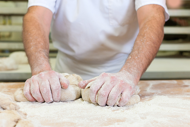 Boulanger malaxe pâte à pain