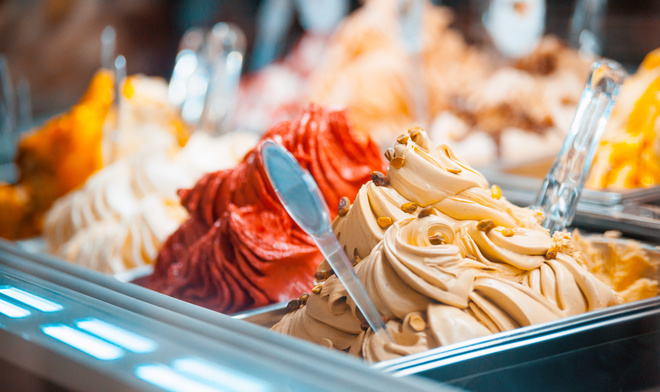 Glaces artisanales dans une vitrine réfrigérée