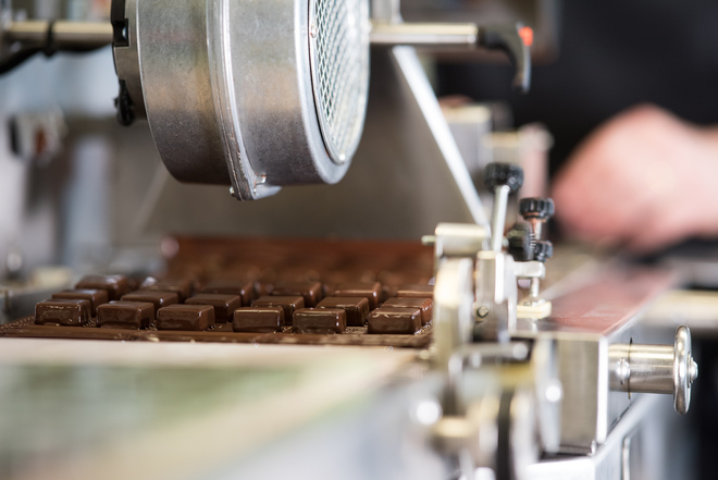 Confection de chocolats artisanaux à l'aide d'une machine
