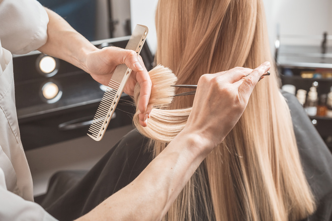 Coupe des cheveux d'une cliente blonde