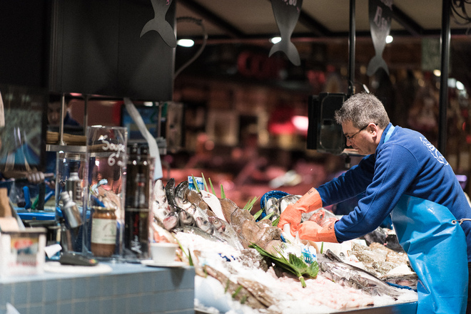 Poissonnier met en rayon du poisson sur glace