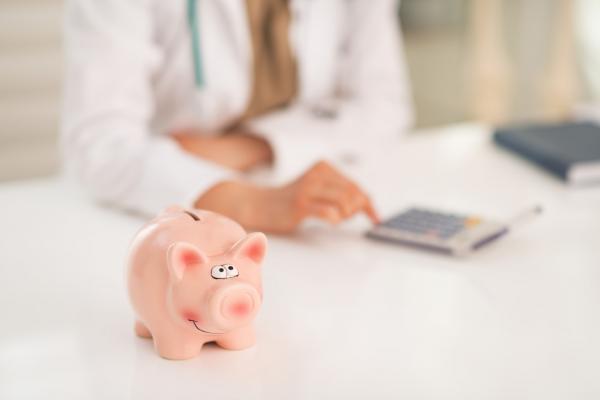 Tirelire en forme de cochon rose posée sur un bureau